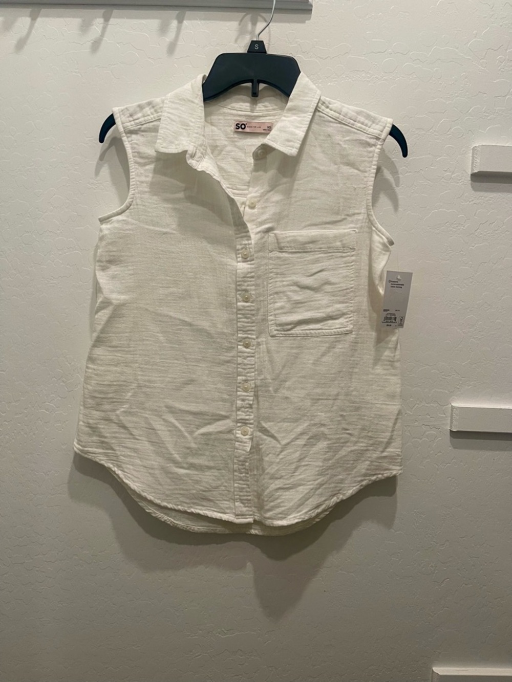 SO Cream Sleeveless Button-Down Shirt with Chest Pocket